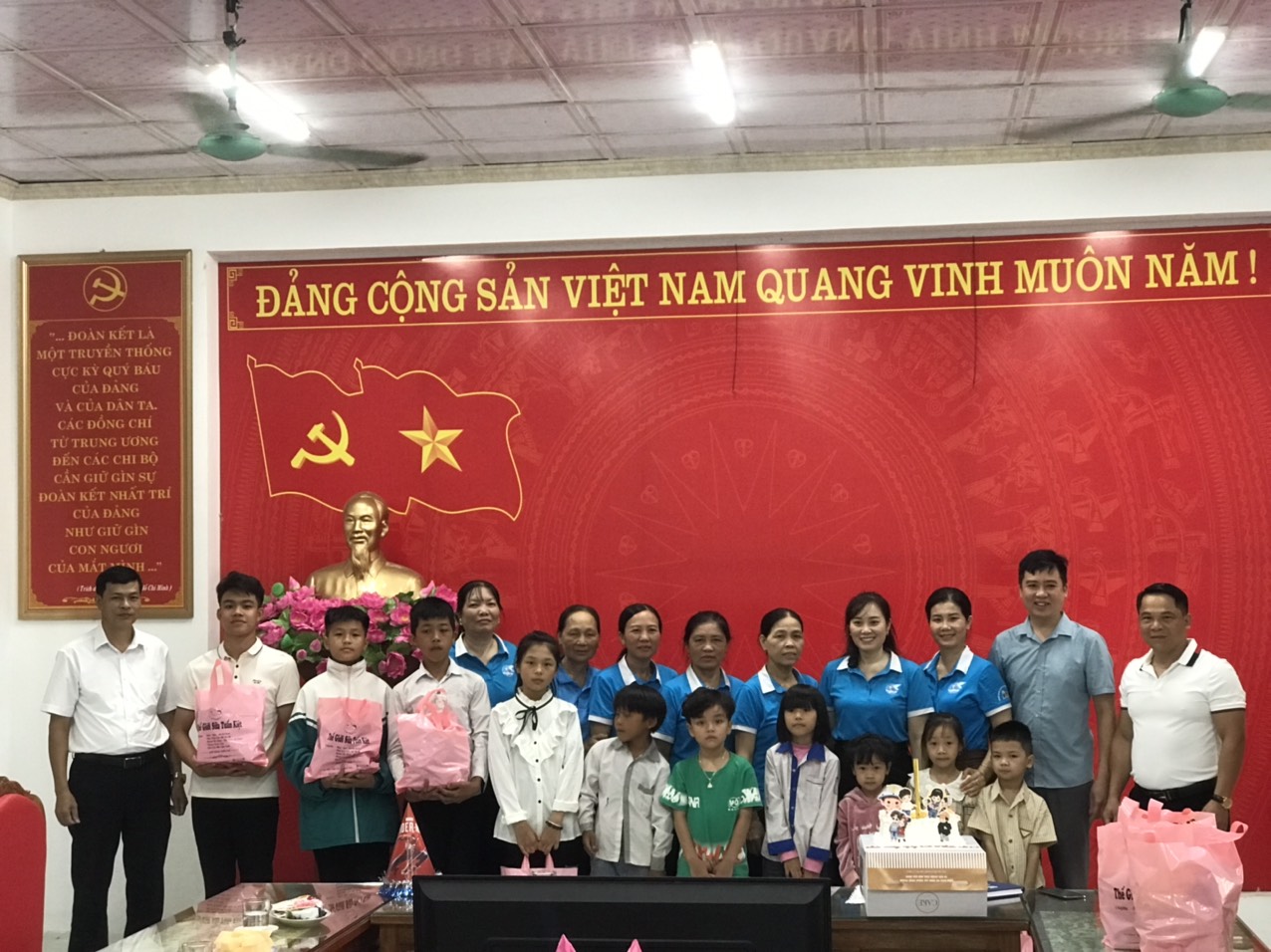 Ảnh trao quà Lượn.jpg