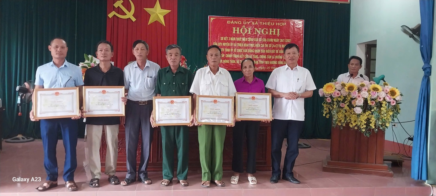 D:\Ảnh Sơ Kết 3 năm\A Khen thưởng.jpg