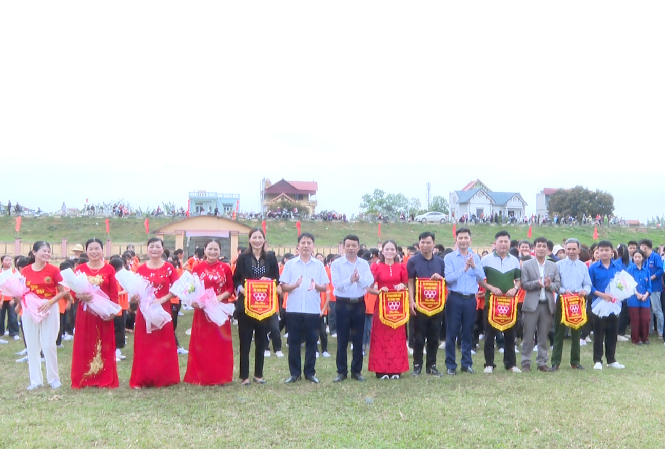 Các đồng chí Lãnh đạo trao cờ lưu niệm cho các đội tham gia