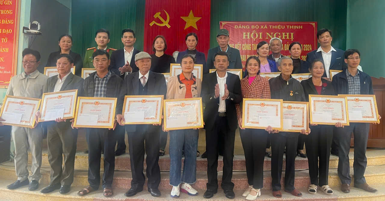 Đảng bộ xã Thiệu Thịnh tổ chức Lễ trao tặng huy hiệu Đảng  và Tổng kết công tác lãnh đạo của Đảng năm 2024, triển khai phương hướng nhiệm vụ năm 2025.