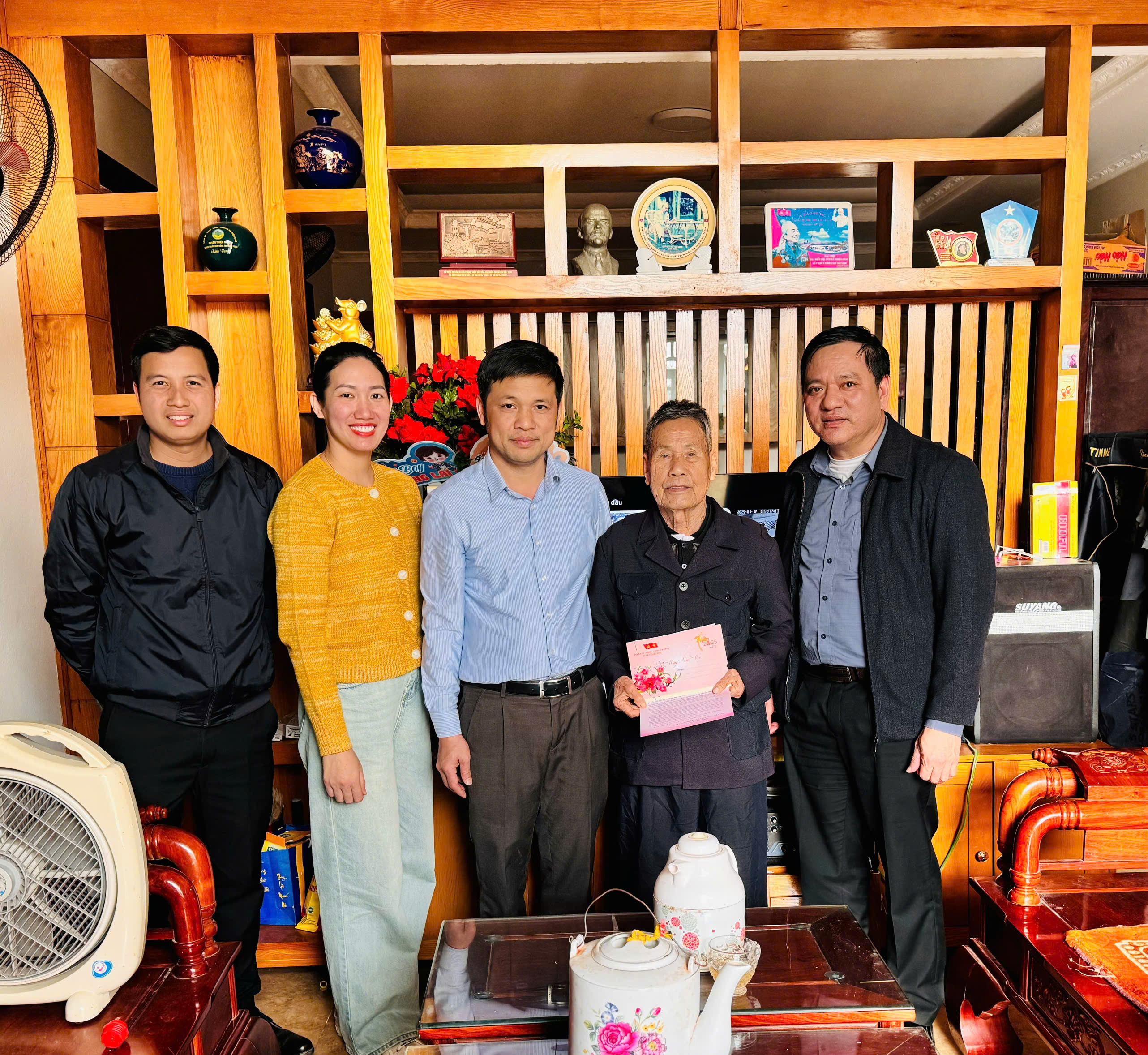 Lãnh đạo xã Thiệu Giao tặng quà các đối tượng chính sách nhân dịp tết nguyên đán Ất Tỵ