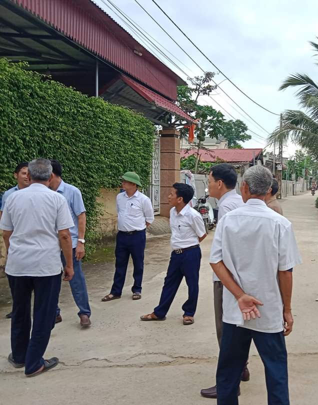 THÔN 2 thăm tuyến đường mẫu.jpg