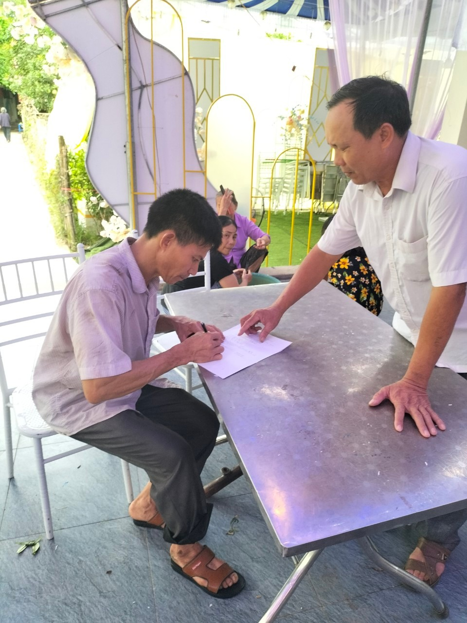 Xử lý vi phạm qui định nếp sống văn minh trong việc cưới, việc tang và lễ hội.