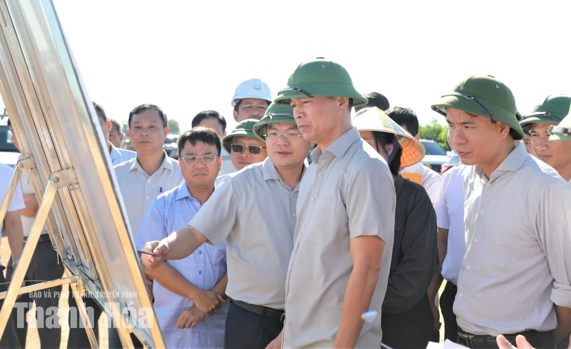 Sáng 28/9, đồng chí Tô Anh Dũng, Phó Bí thư Tỉnh ủy, Chủ tịch UBND tỉnh cùng đại diện lãnh đạo các sở, ngành, đơn vị chức năng đã đi kiểm tra, chỉ đạo đẩy nhanh tiến độ thi công một số dự án đường giao thông trọng điểm trên địa bàn tỉnh.