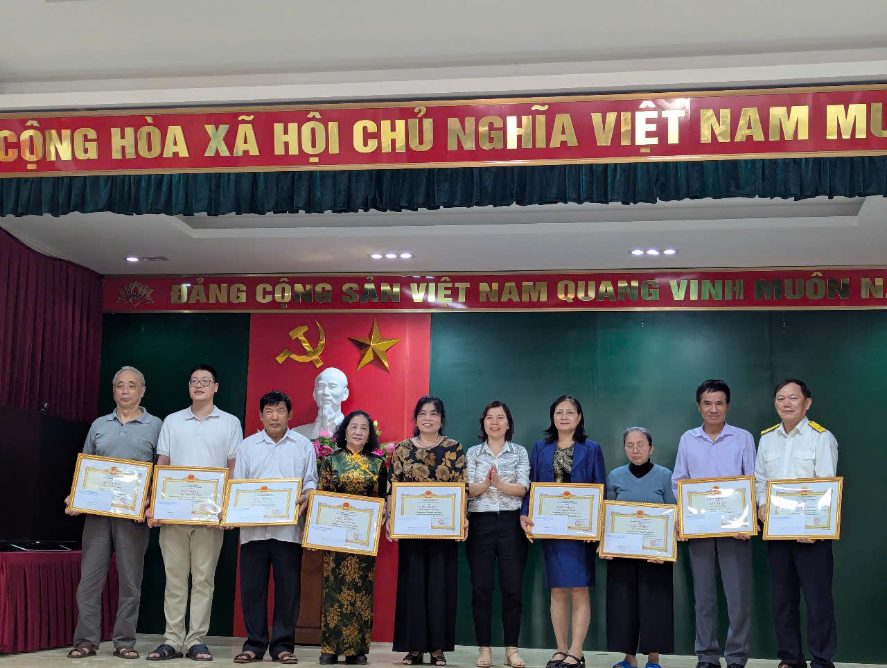 Khen thưởng các cá nhân đạt thành tích xuất sắc trong công tác Thu thuế sử dụng đất phi nông nghiệp năm 2024.