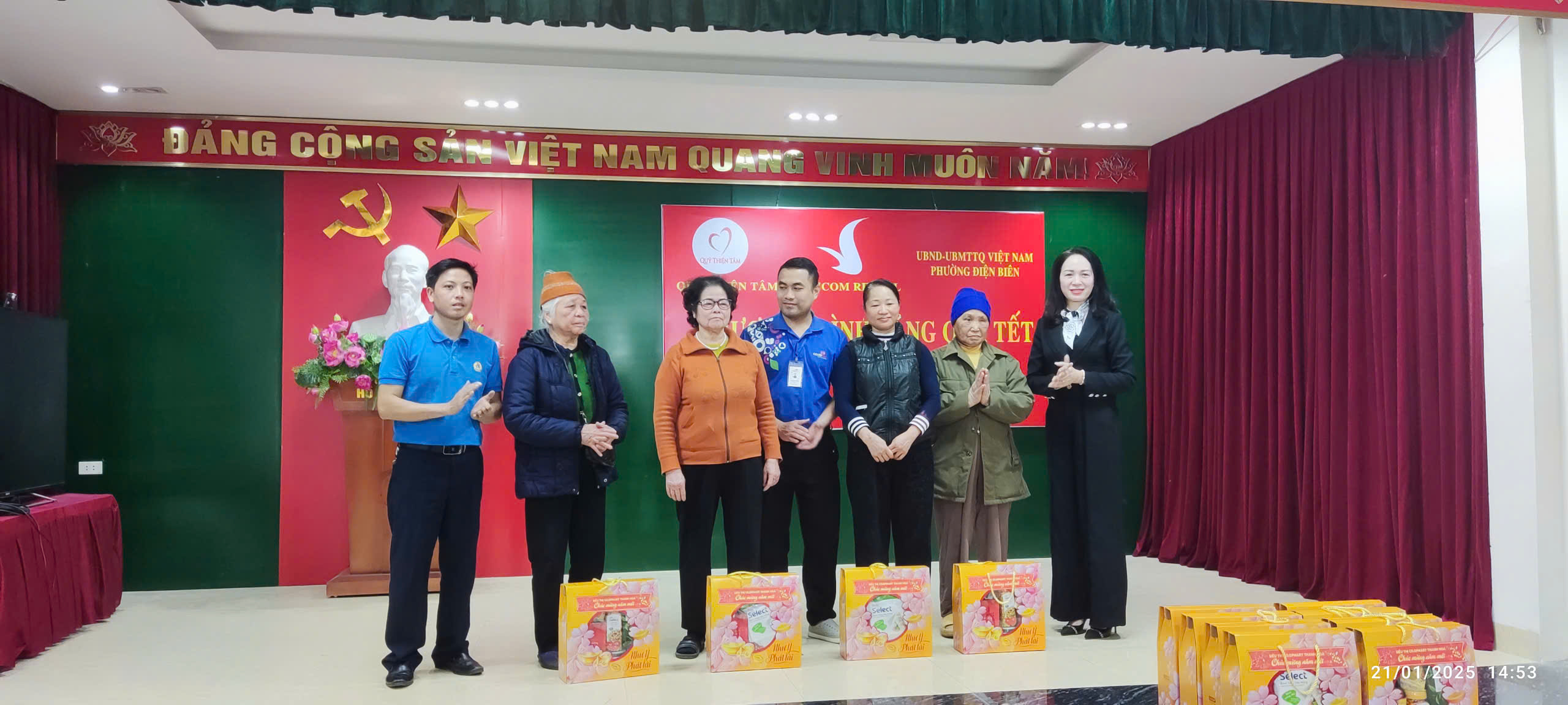 Chương trình trao quà Tết cho các hộ gia đình có hoàn cảnh khó khăn trên địa bàn phường Điện Biên