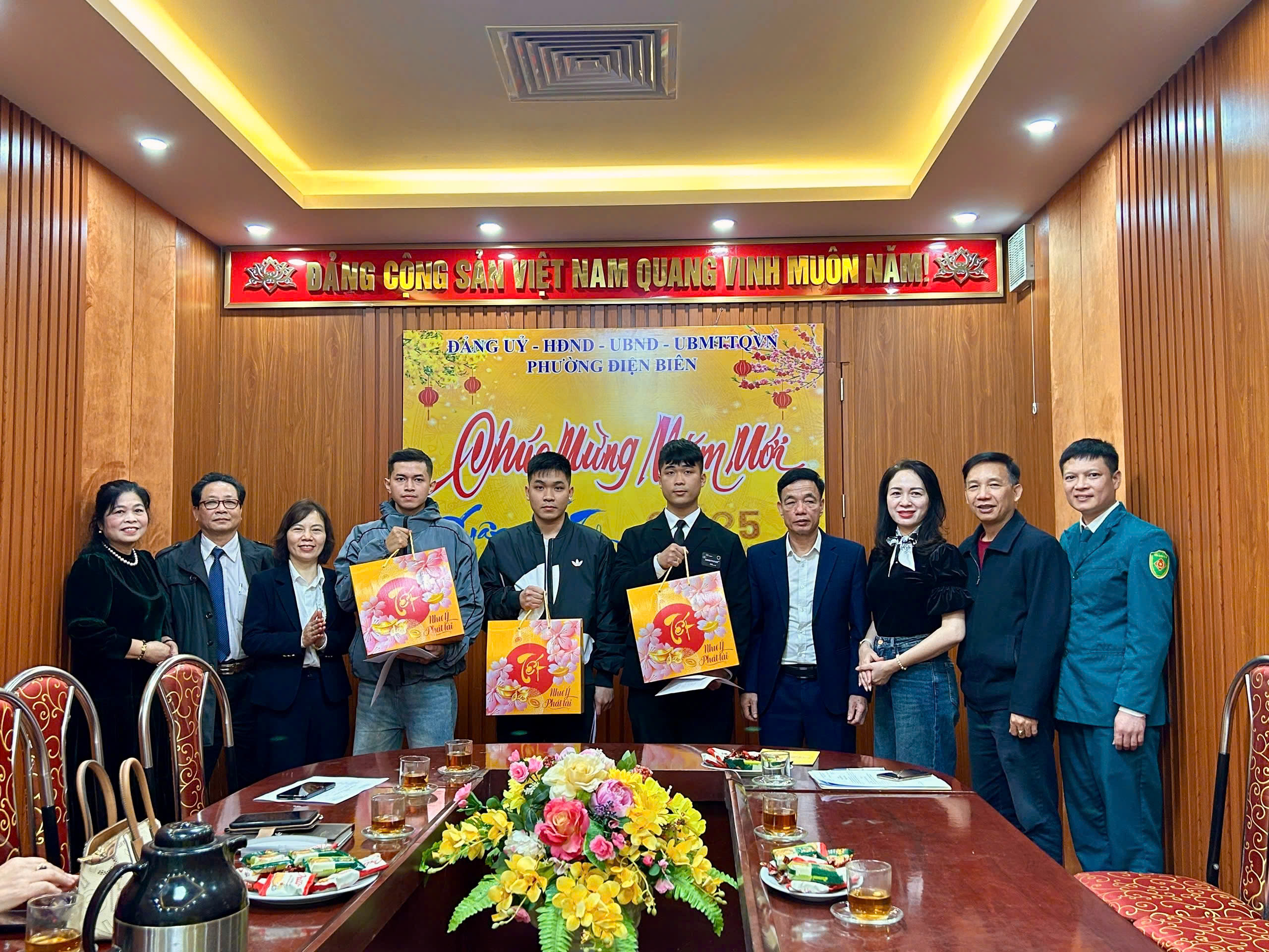 Phường Điện Biên gặp mặt, tặng quà và trao lệnh cho thanh niên lên đường nhập ngũ năm 2025