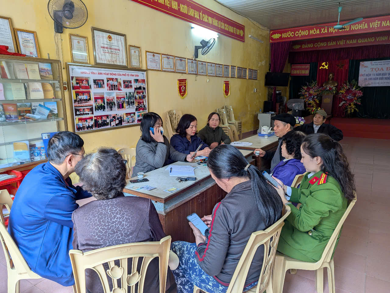Phường Điện Biên ra quân hỗ trợ người dân cài đặt sổ sức khỏe điện từ và chữ ký số