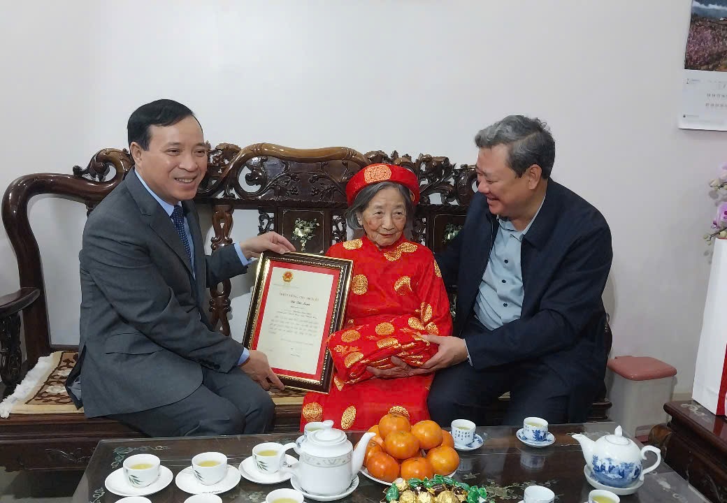Thăm tặng quà cho người cao tuổi nhân dịp Tết Nguyên đán Ất Tỵ 2025