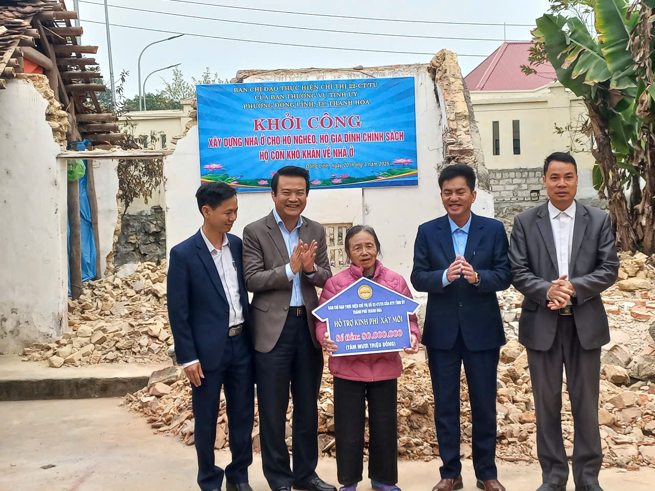 PHƯỜNG ĐÔNG LĨNH TRAO BIỂN HỖ TRỢ TIỀN XÂY DỰNG NHÀ Ở CHO CÁC HỘ CÓ HOÀN CẢNH KHÓ KHĂN THEO CHỈ THỊ 22