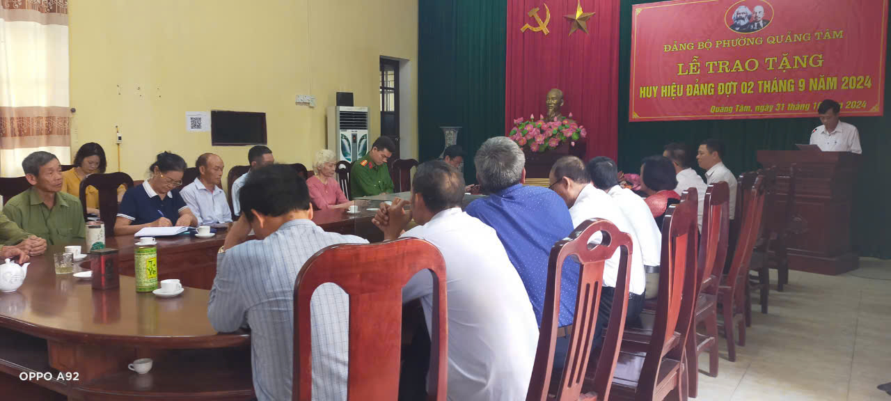Đảng bộ phường Quảng Tâm trao tặng Huy hiệu Đảng đợt 02/9/2024