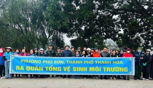 Khối Dân vận đảng uỷ phối hợp với UBND phường ra quân tổng dọn vệ sinh môi trường khu vực Hồ Thành đường Hồ Xuân Hương
