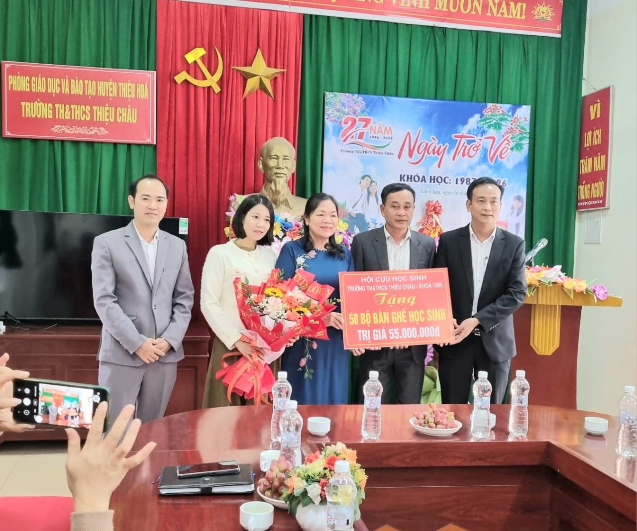 Cựu học sinh các khóa  học 1987 – 1996 Trường TH – THCS Thiệu Châu về thăm và tặng quà cho Nhà trường nhân dịp 20.11.2023