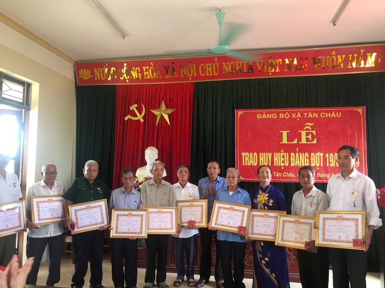 LỄ TRAO HUY HIỆU ĐẢNG ĐỢT 19/5/2024
