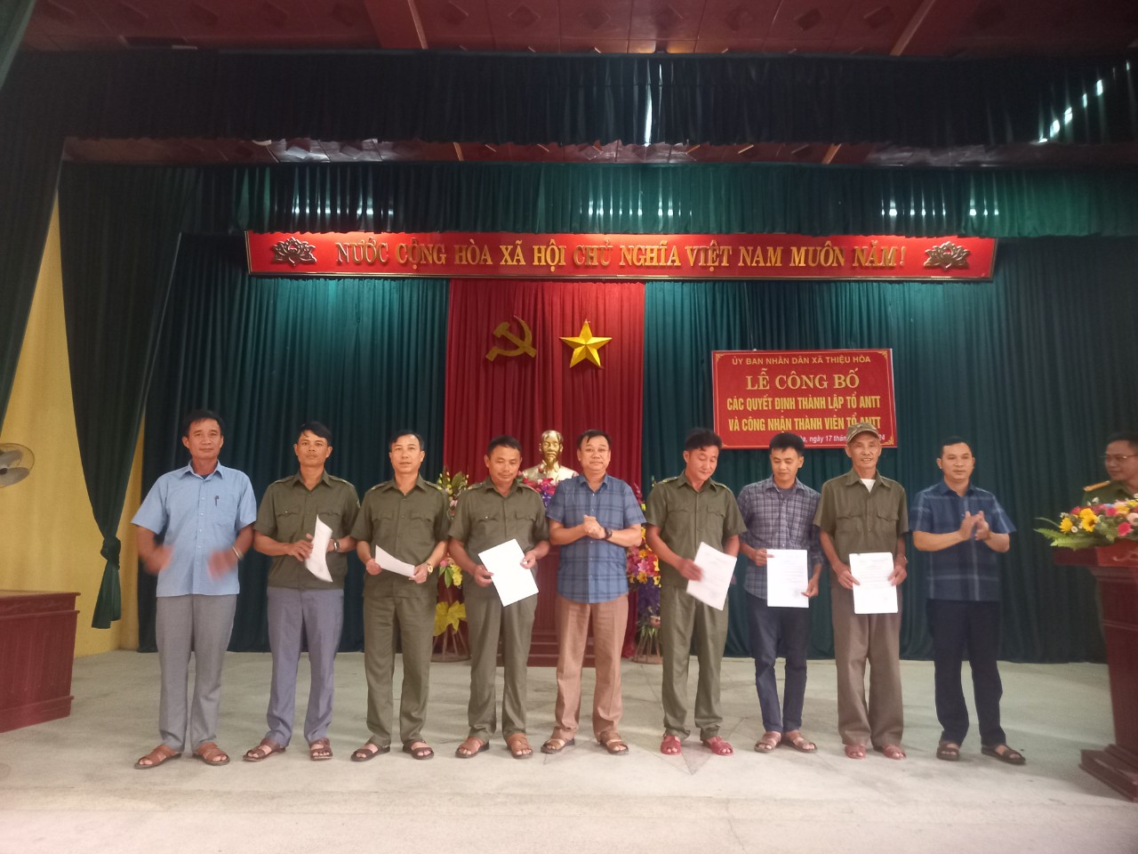 04-btv trao quyet dinh.jpg