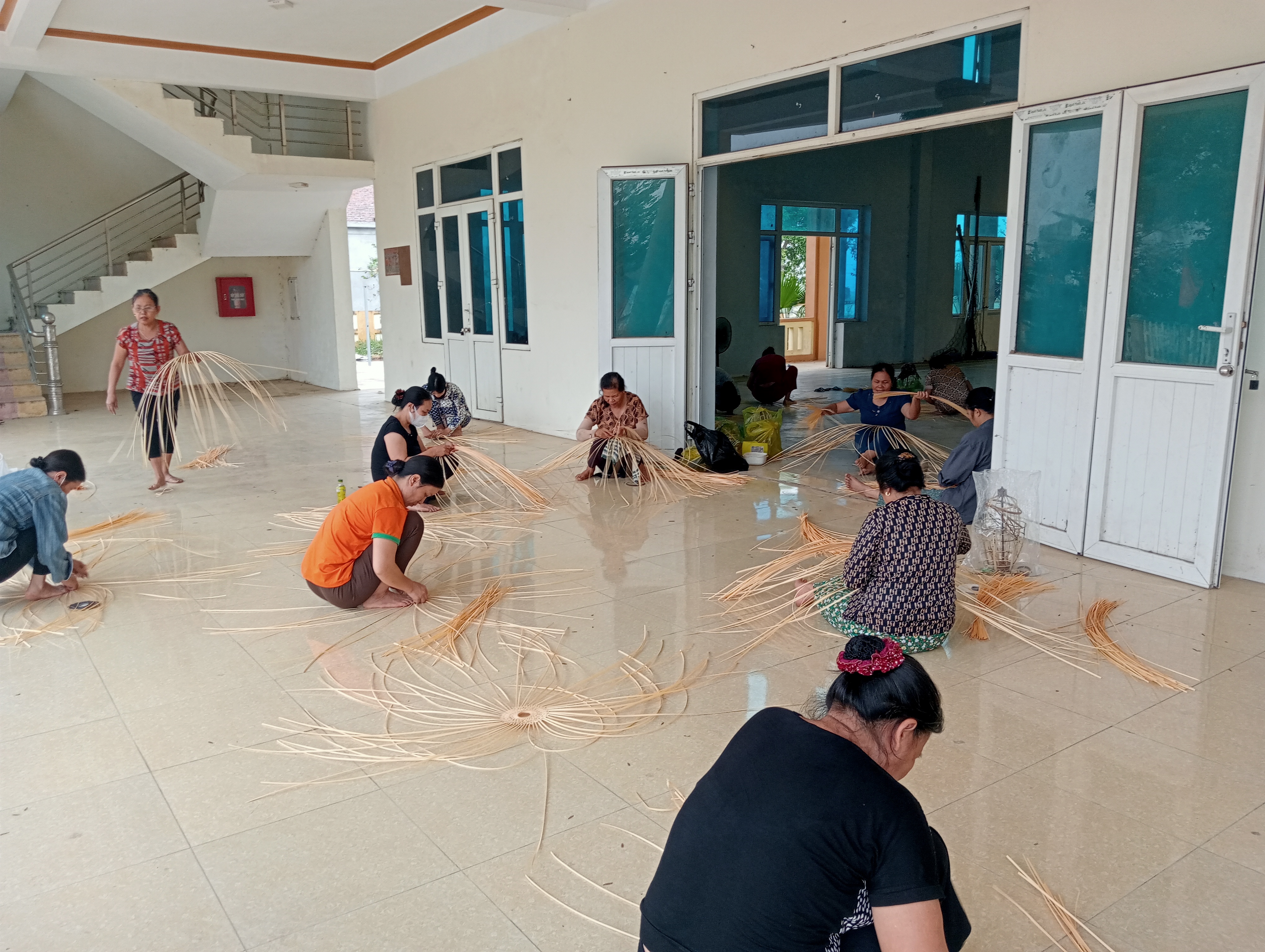nghề đan lồng đèn ngày một phát triển tại xã Vĩnh Hòa