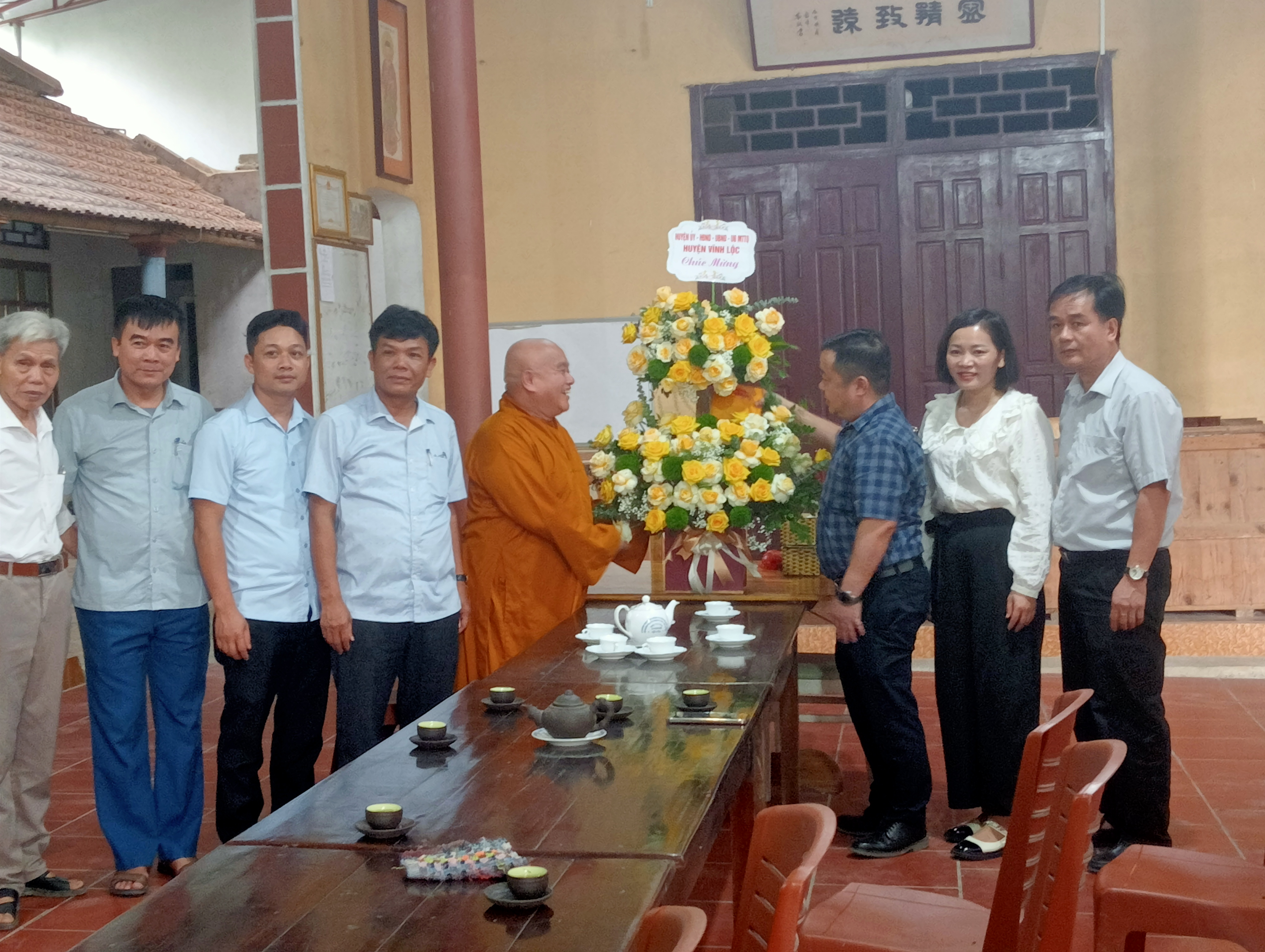 Lãnh đạo huyện Vĩnh Lộc, lãnh đạo xã Vĩnh Hòa thăm và tặng quà tại chùa Vĩnh Nghiêm nhân lễ Phật Đản năm 2024