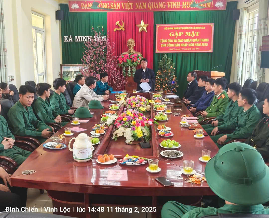 Gặp mặt tặng quà và giao nhận quân trang cho công dân nhập ngũ năm 2025