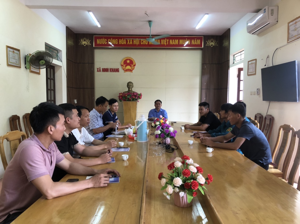 ĐẢNG ỦY XÃ NINH KHANG TỔ CHỨC GẶP MẶT CÁC QUẦN CHÚNG ƯU TÚ THAM GIA LỚP BỒI DƯỠNG NHẬN THỨC VỀ ĐẢNG LỚP THỨ 6 NĂM 2024
