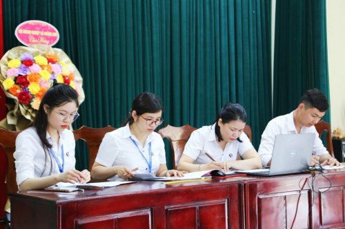 CHI NHÁNH VĂN PHÒNG ĐĂNG KÝ ĐẤT ĐAI HUYỆN HOẰNG HÓA TIẾP TỤC TỔ CHỨC CHƯƠNG TRÌNH TÌNH NGUYỆN GIÚP NGƯỜI DÂN GIẢI QUYẾT THỦ TỤC HÀNH CHÍNH TẠI XÃ HOẰNG SƠN.