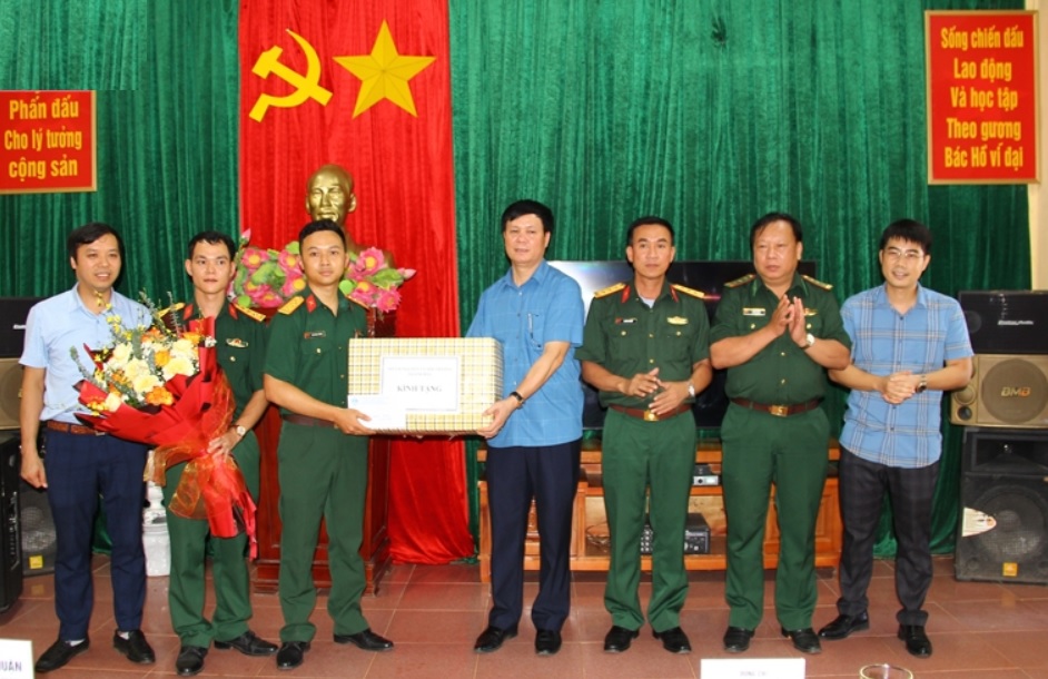 Thăm, tặng quà cán bộ, chiến sỹ đang làm nhiệm vụ tại đảo Nẹ (09/07/2024)