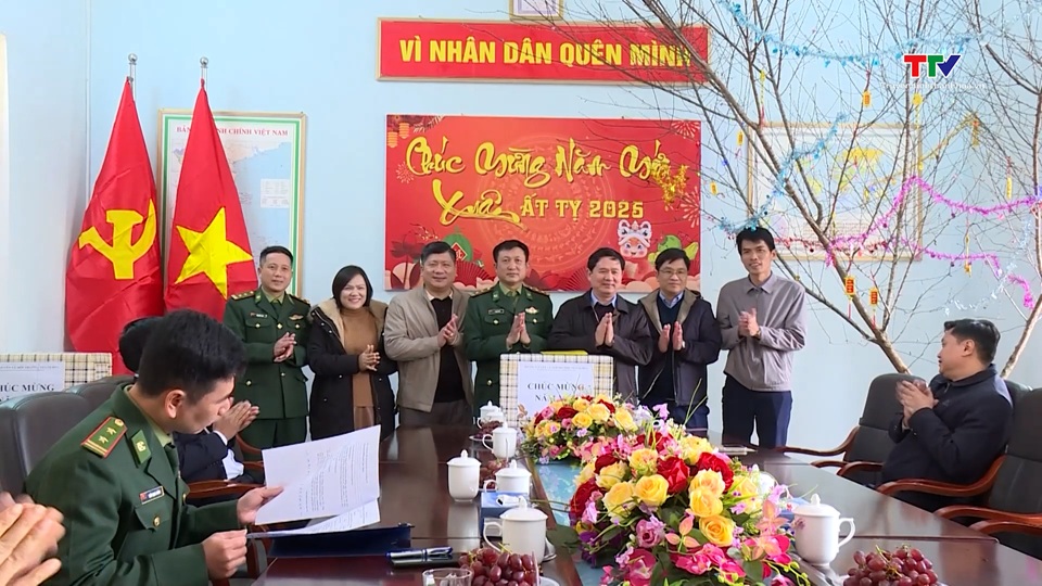 Sở Tài nguyên Môi trường Thanh Hóa thăm, tặng quà cho cán bộ, chiến sĩ Đồn Biên phòng Yên Khương
