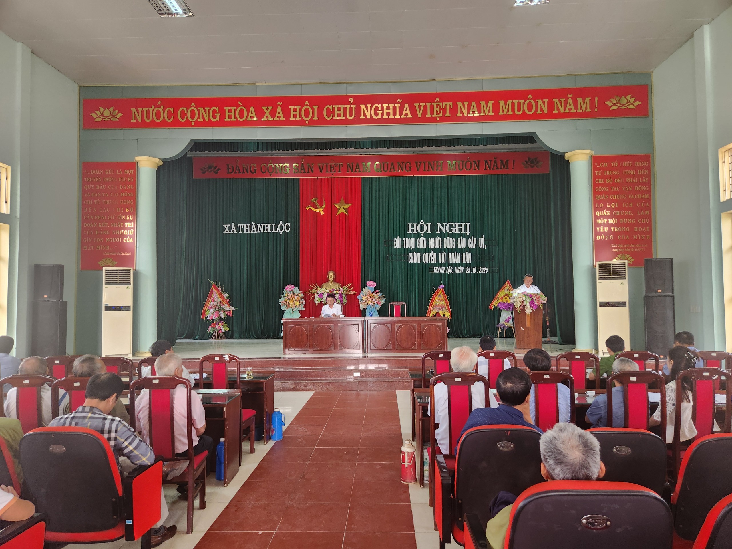 HỘI NGHỊ ĐỐI THOẠI GIỮA NGƯỜI ĐỨNG DẦU CẤP ỦY VỚI NHÂN DÂN