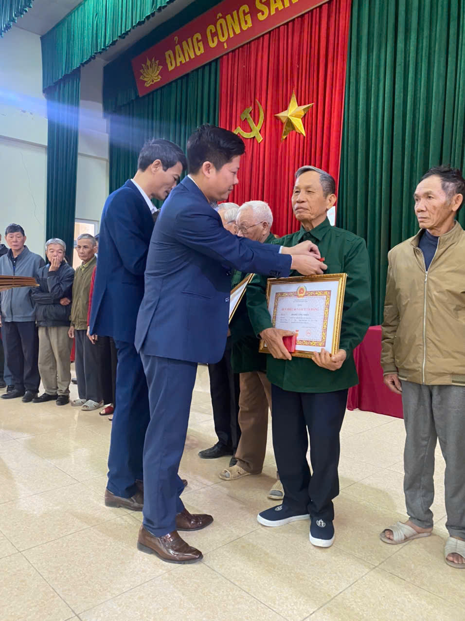 Anh-tin-bai