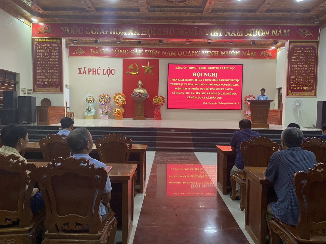 Xã Phú Lộc đã tổ chức triển khai kế hoạch lấy ý kiến nhân dân đối với việc thành lập xã Hoa Lộc trên cơ sở nhập nguyên trạng diện tích tự nhiên, quy mô dân số của các xã: Liên Lộc, Quang Lộc, Hoa Lộc, Phú Lộc, Hoà Lộc và Xuân Lộc.