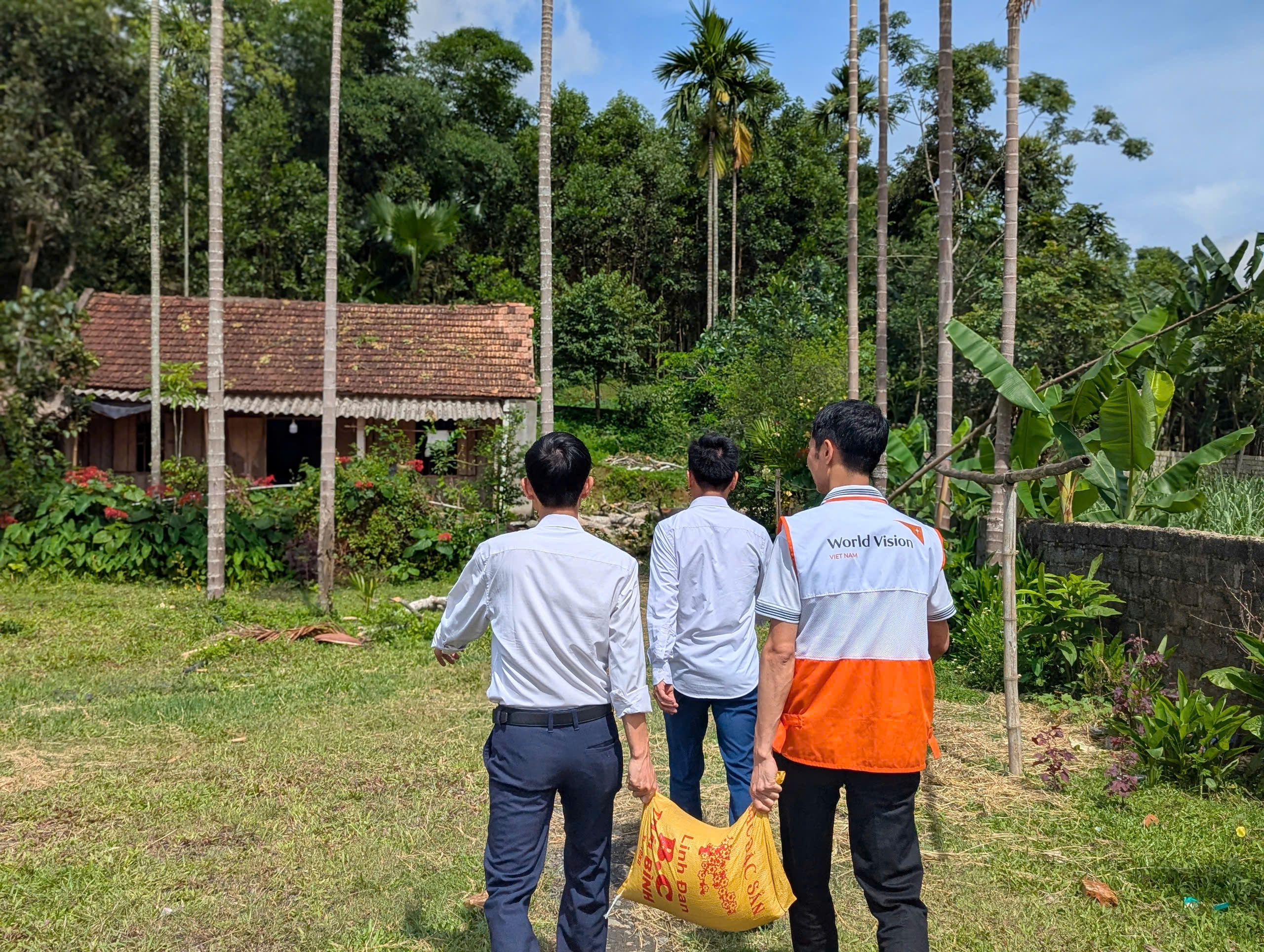 Các cấp chính quyền địa phương xã Lương Sơn cùng Chương trình vùng Thường Xuân - Tổ chức Tầm nhìn Thế giới tại Việt Nam  thăm hỏi, động viên gia đình bị thiệt hại do thiên tai tại thôn Ngọc Sơn
