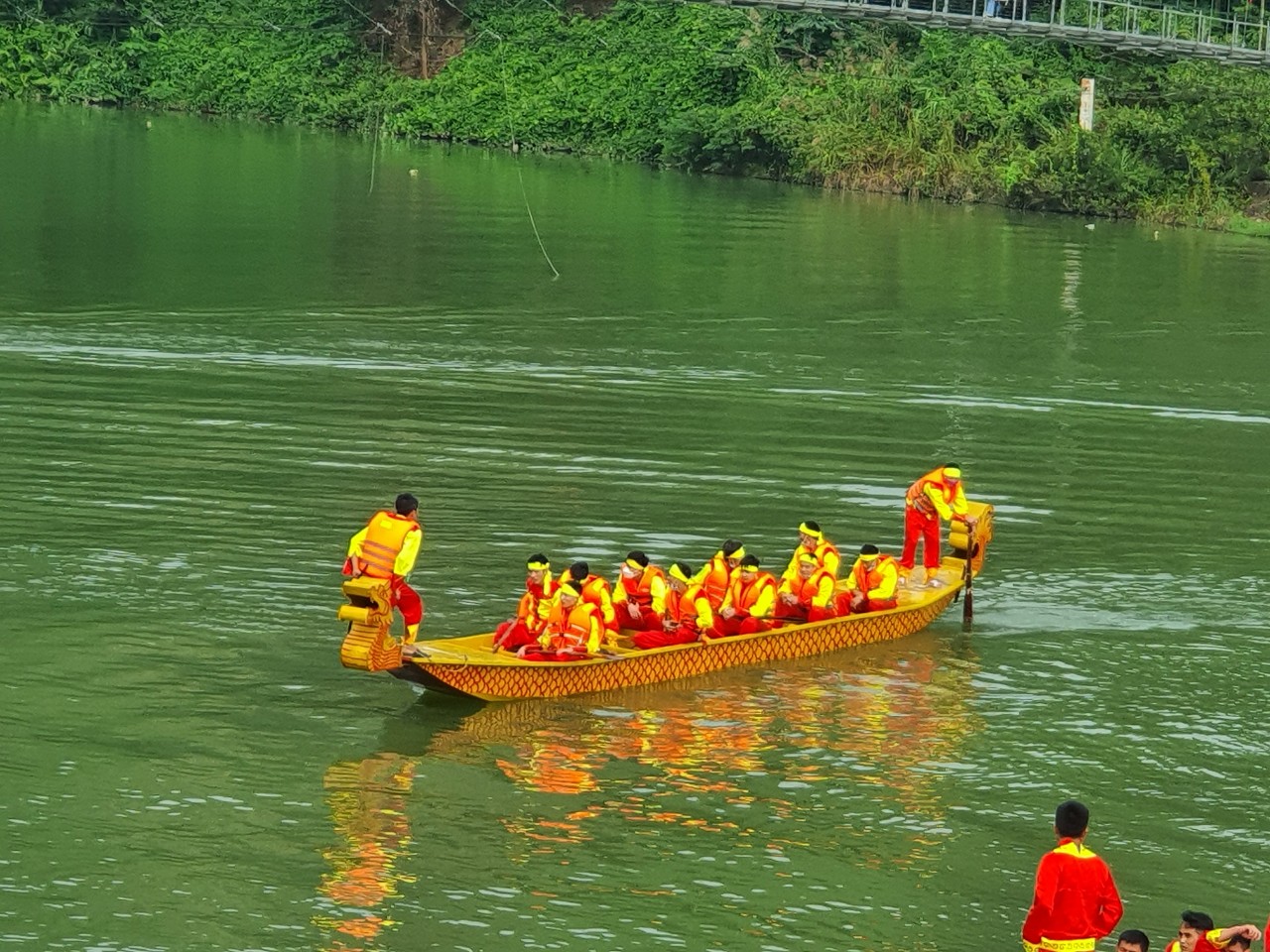 Dua thuyền.jpg
