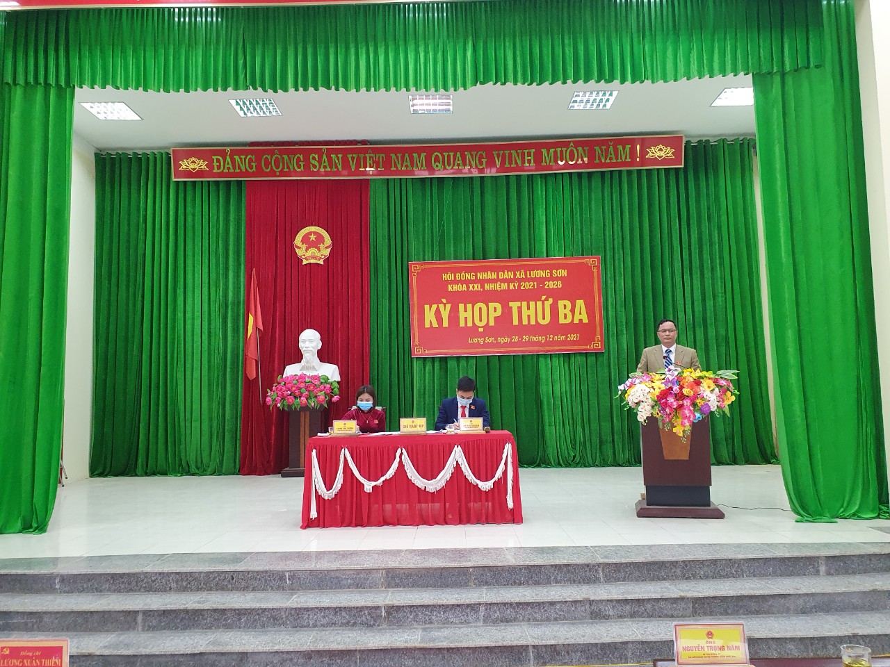 A thiêm tại kỳ họp.jpg