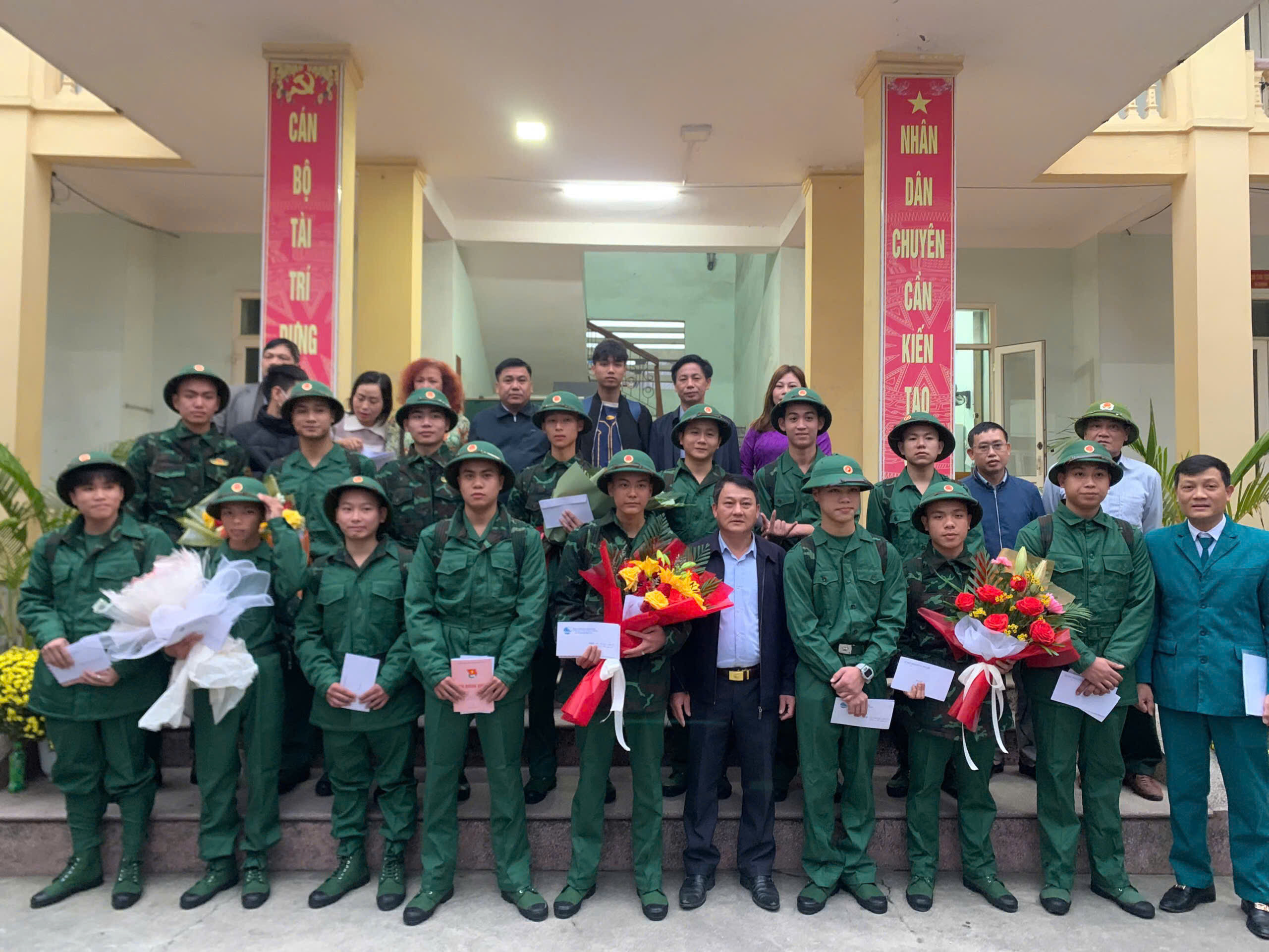 THANH NIÊN NGƯ LỘC HĂNG HÁI LÊN ĐƯỜNG NHẬP NGŨ BẢO VỆ TỔ QUỐC 