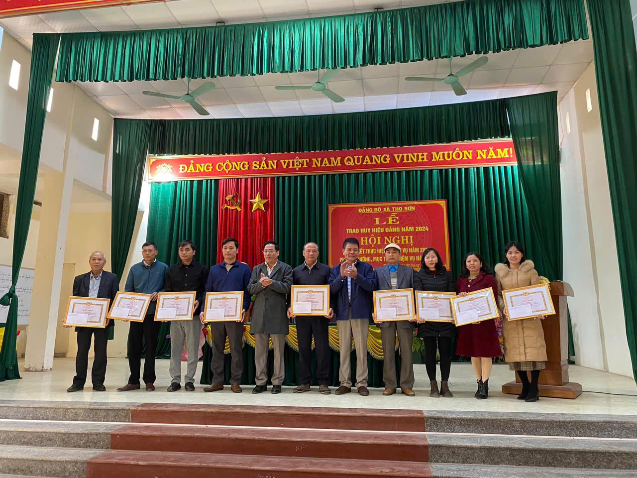 Đảng bộ xã Thọ Sơn tổ chức Lễ trao huy hiệu Đảng năm 2024 và Hội nghị tổng kết thực hiện nhiệm vụ năm 2024 phương hướng, mục tiêu, nhiệm vụ năm 2025.