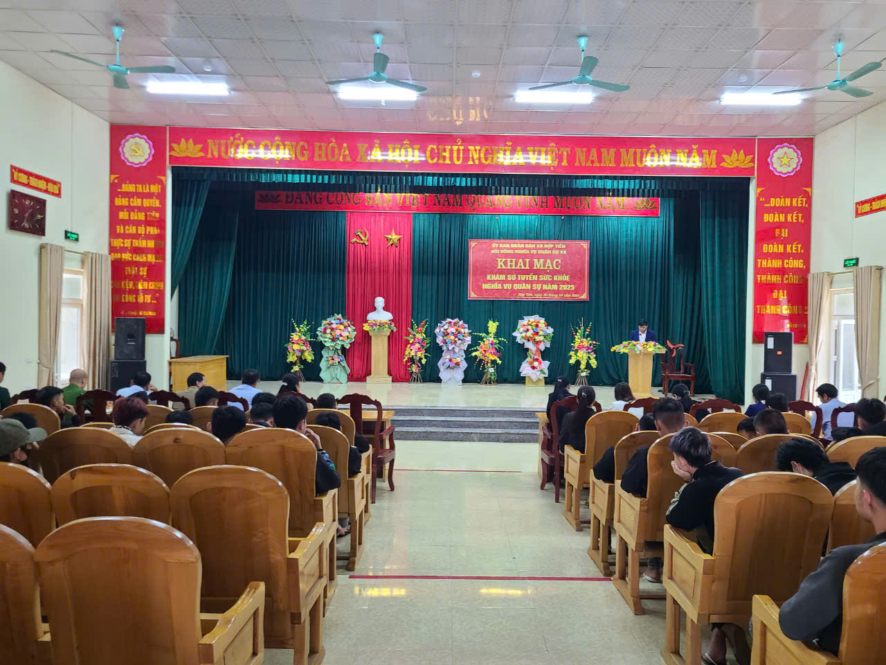 C:\Users\Admin\Desktop\Khai mạc qs.jpg