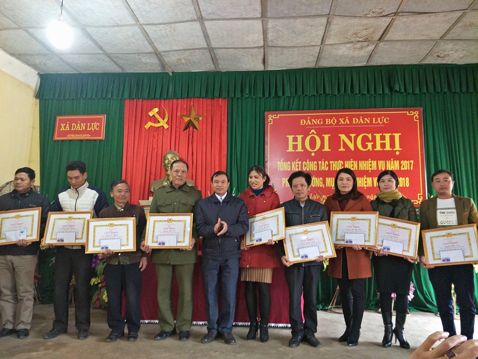 ảnh tặng giấy khen.jpg