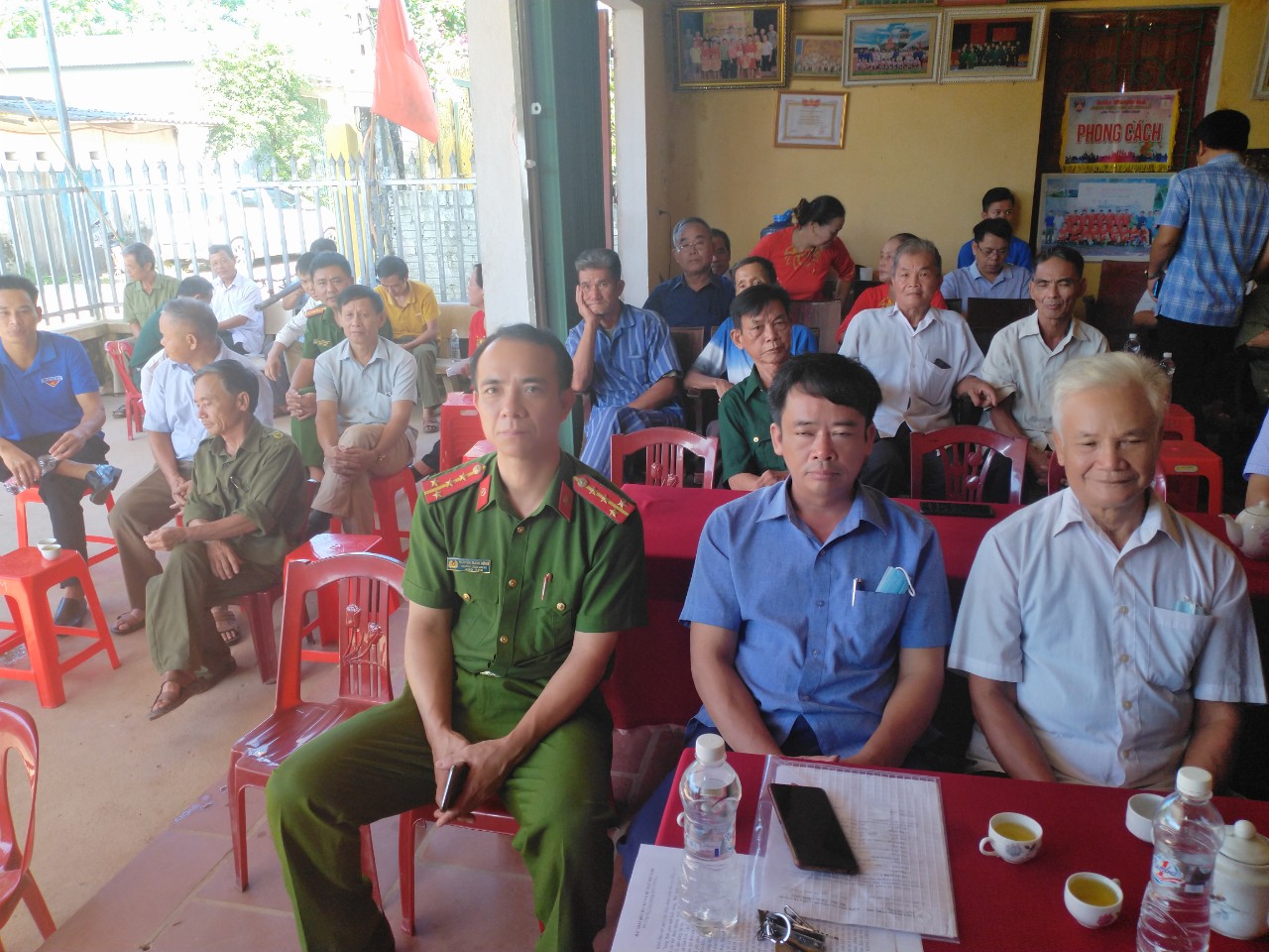 mọi người.jpg