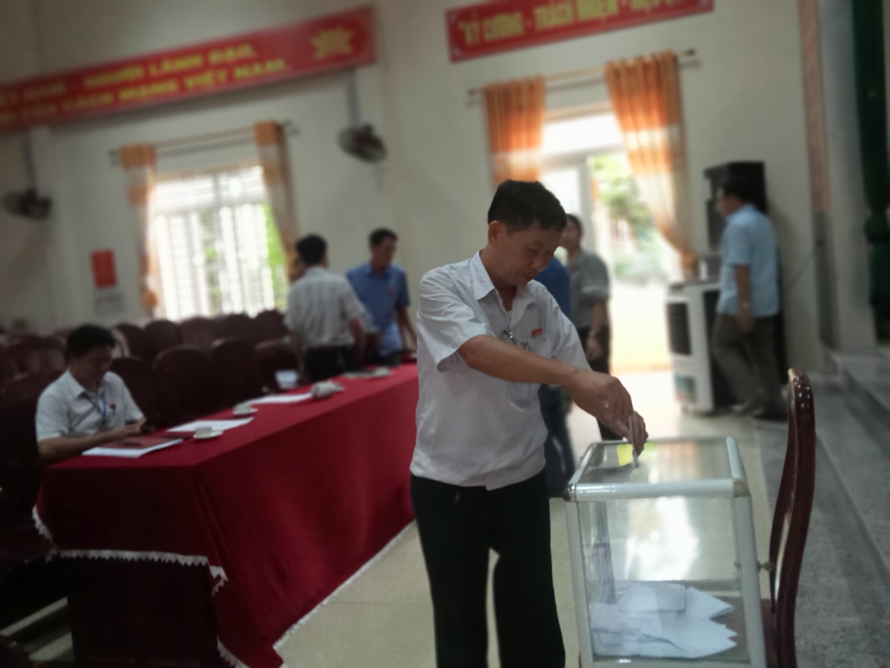 bỏ phiếu.jpg