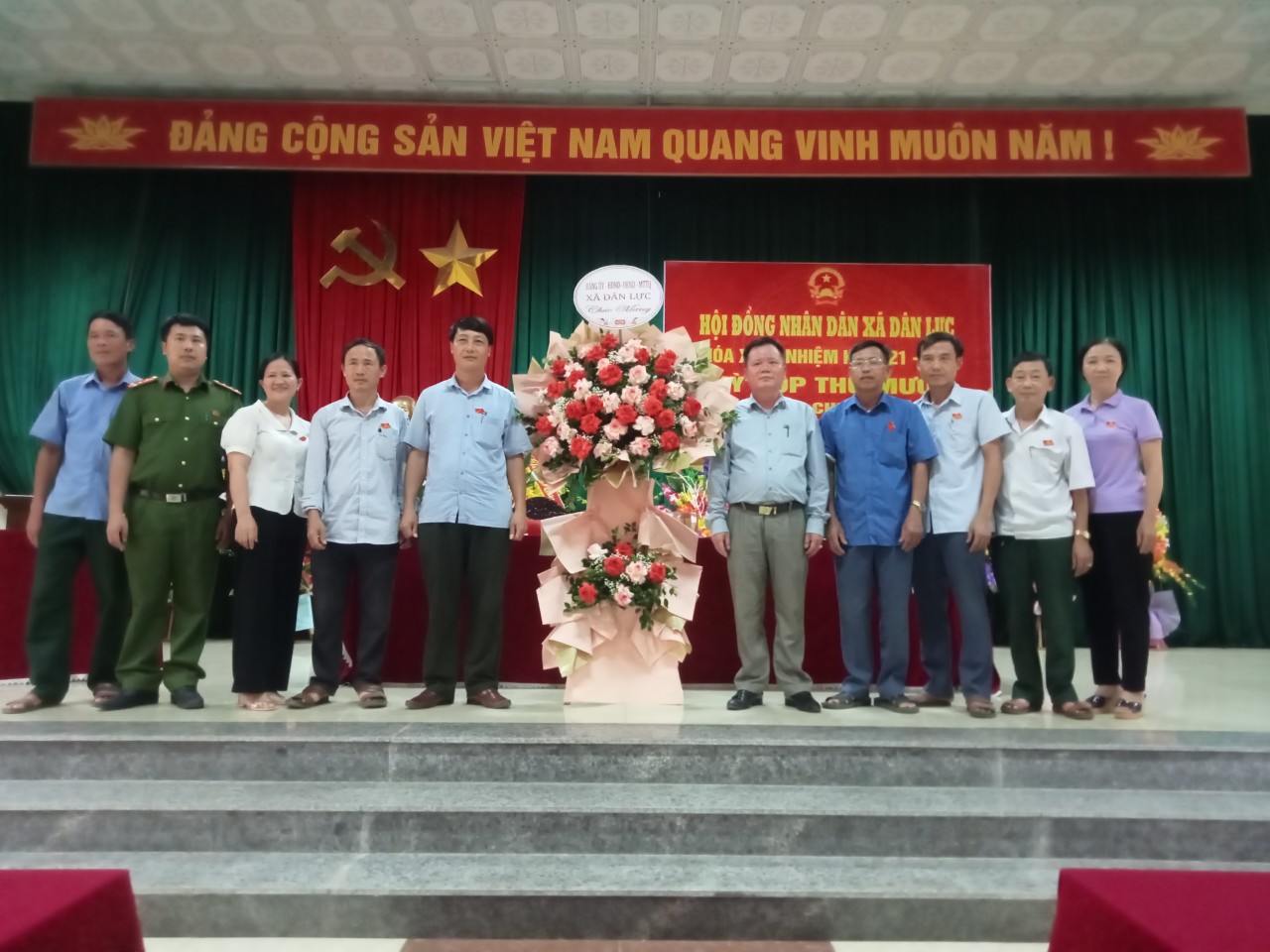 tặng hoa.jpg