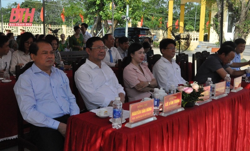 ông hùng ngồi.jpg