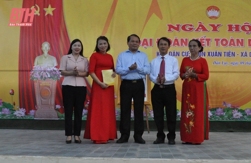 tặng quà.jpg
