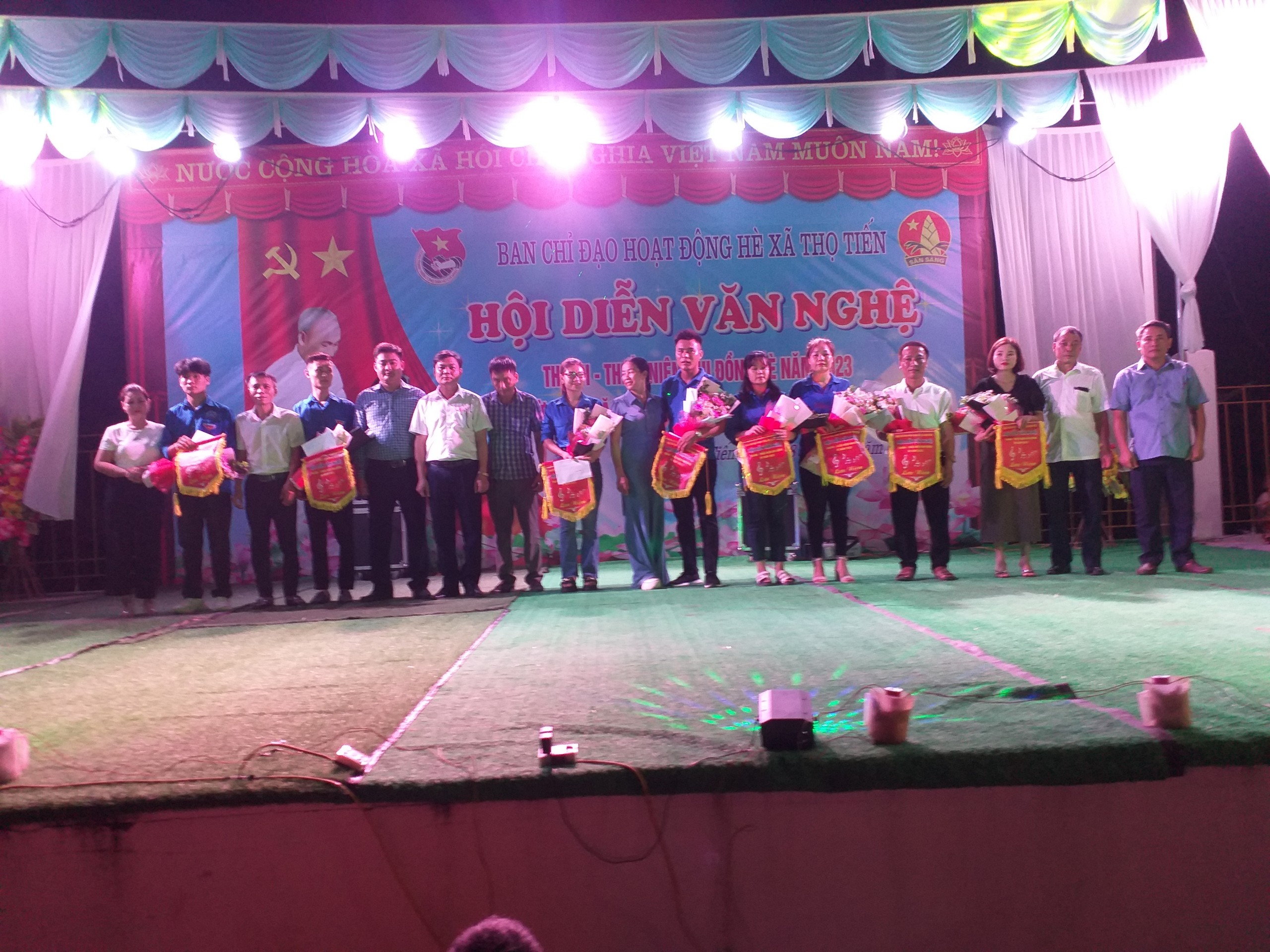 văn nghệ 2.jpg