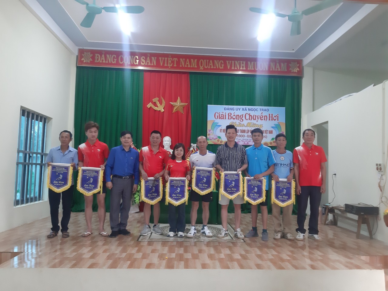 Trao cờ lưu niệm.jpg