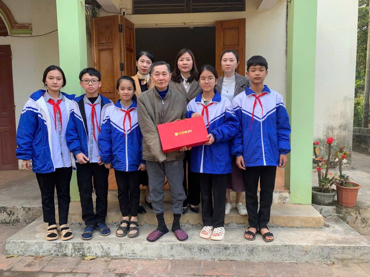 Liên đội trường THCS Thành Vân thăm và tặng quà cựu chiến binh nhân dịp kỷ niệm 80 năm Ngày thành lập Quân đội nhân dân Việt Nam 22/12/2024  ​