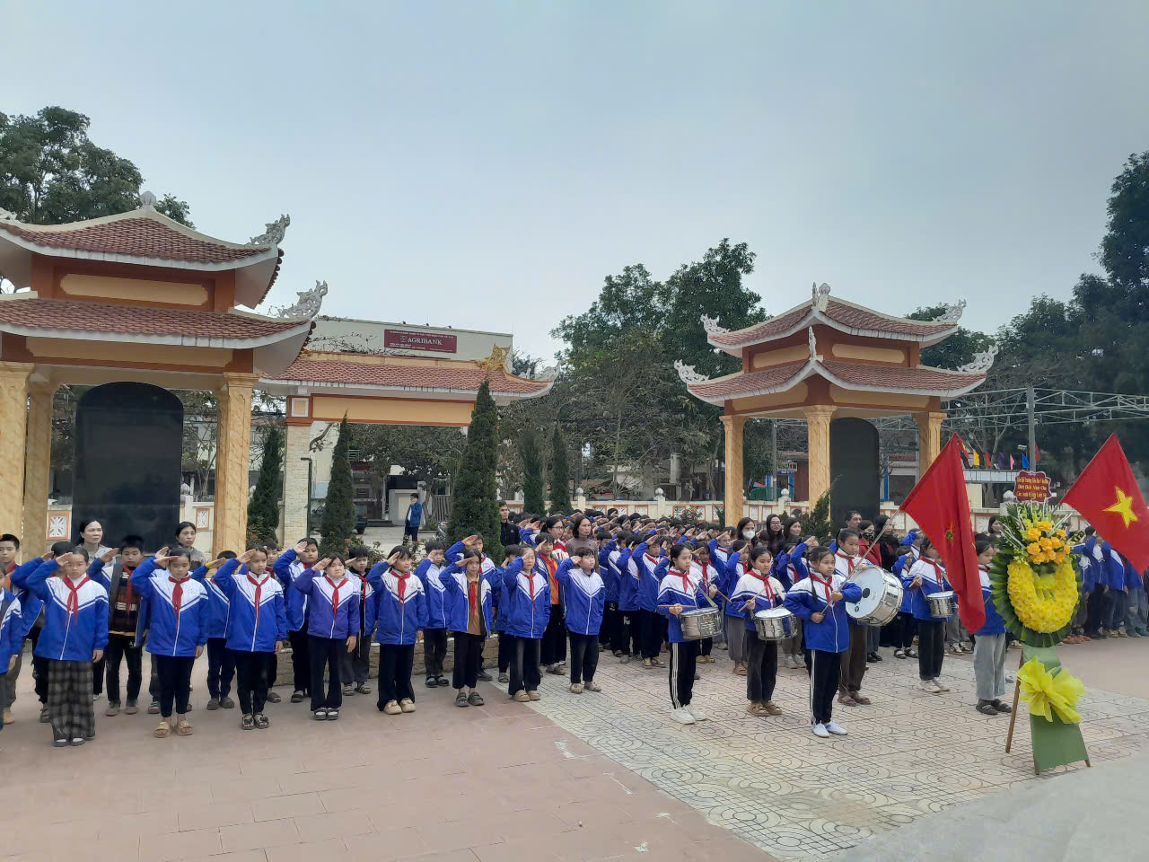 Nhân dịp lỷ niệm 80 năm ngày thành lập quân đội nhân dân Việt nam (22/12/1944-22/12/2024) Đảng ủy, HĐND, UBND, UBMTTQ Việt Nam thị trấn Vân Du cùng liên đội trường tiểu học Vân Du dâng hương tại đài tưởng niệm
