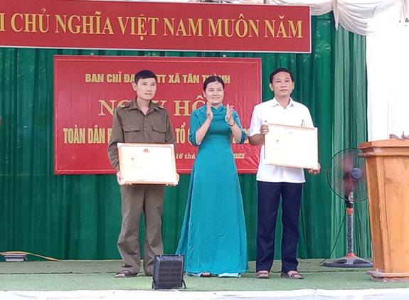 Tặng Bằng khen nhân Ngày hội toàn dân bảo vệ ANTQ xã  Tân Thành
