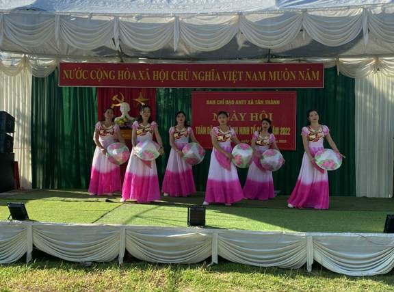 Văn nghệ trong Ngày hộ toàn dân bảo vệ ANTQ Tân Thành