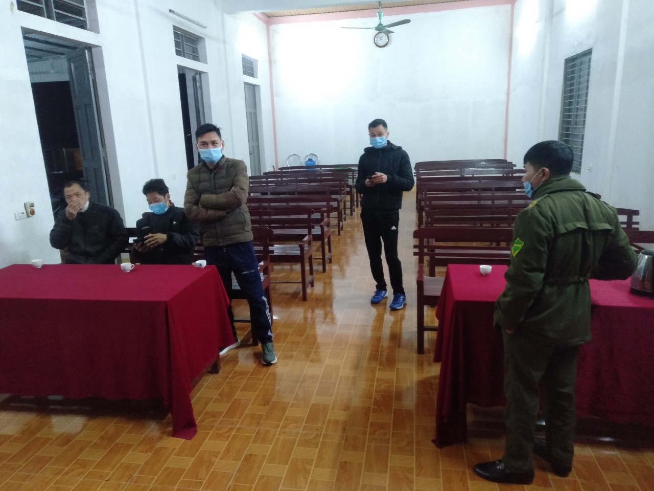 Công an xã kiểm tra các điểm đăng ký bắn pháo hoa trong đêm giao thừa