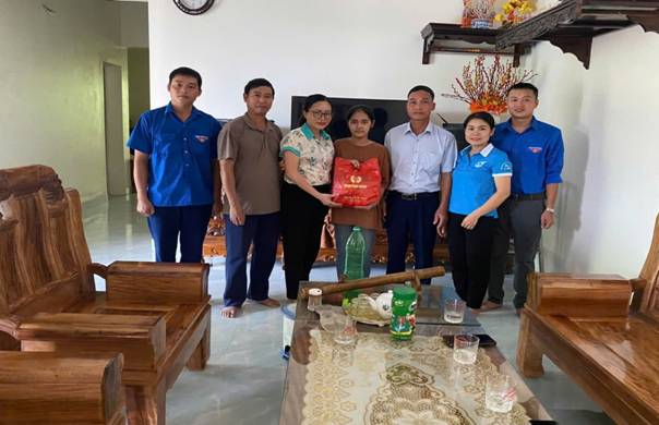Thăm, tặng quà trẻ em khuyết tật, mồ côi nhân dịp Tết Trung thu năm 2024