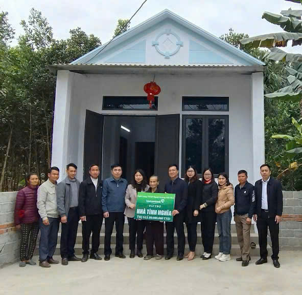 Bàn giao 02 căn nhà tình nghĩa cho các gia đình hộ nghèo, hộ khó khăn về nhà ở  từ nguồn tài trợ của ngân hangfư